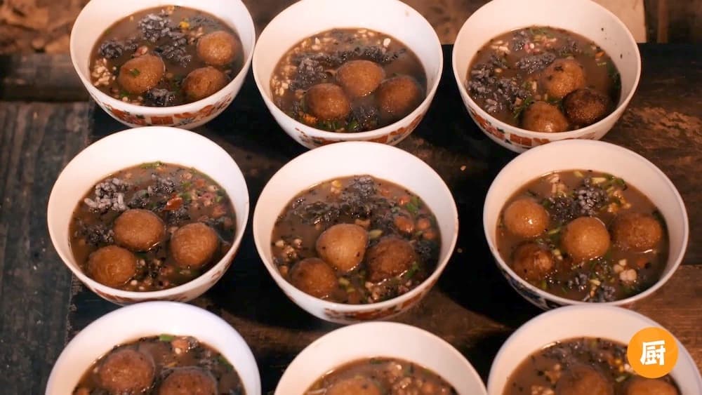 苗家油茶，五彩斑斓，香气满溢